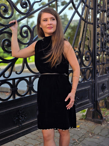 Short velvet dress with pearls